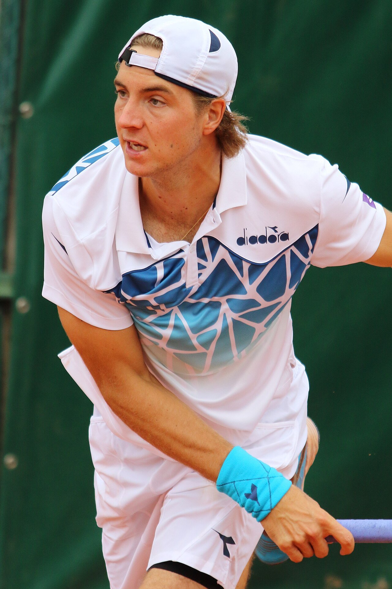 Jan-Lennard Struff prepares to strike a forehand at Roland Garros.